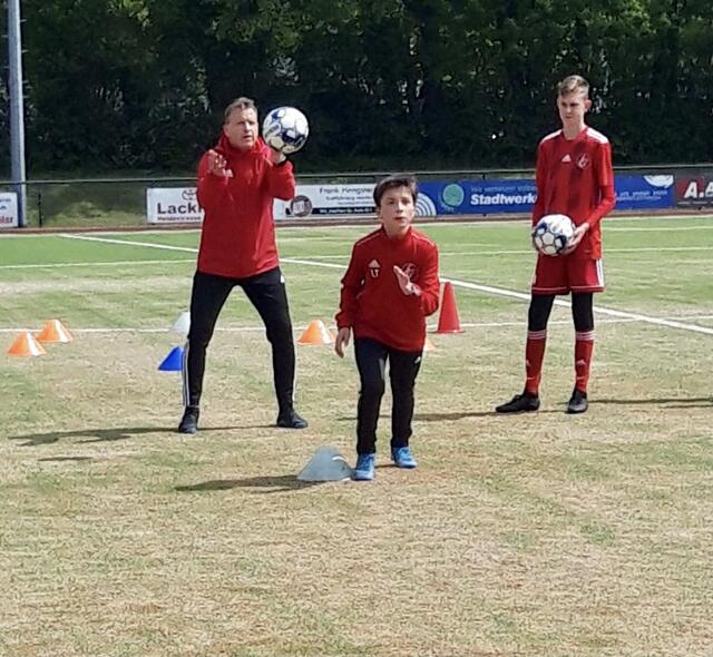 Eine willkommene Abwechslung für Groß und Klein hat die Jugendabteilung des SC Velbert, in Zusammenarbeit mit der sportlichen Leitung der 1. Mannschaft, um Chef-Trainer Peter Radojewski, organisiert. | Foto: Zur Verfügung gestellt von: SC Velbert