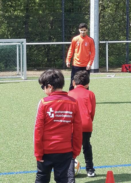 Eine willkommene Abwechslung für Groß und Klein hat die Jugendabteilung des SC Velbert, in Zusammenarbeit mit der sportlichen Leitung der 1. Mannschaft, um Chef-Trainer Peter Radojewski, organisiert. | Foto: Zur Verfügung gestellt von: SC Velbert