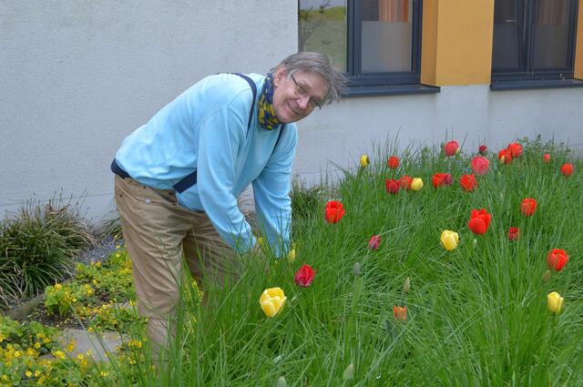 Joachim Radecki pflanzt Blumen. | Foto: LWL / Seifert