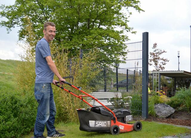 Michael Freitag sorgt am Rasenmäher für einen einladenden Eingang. | Foto: LWL / Seifert