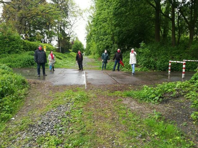 Detailfragen zum Radweg besprachen vor Ort am Übergang Max-Eyth-Straße die SPD-Sprecherin im Ratsausschuss Mobilität, Infrastruktur und Grün Gudrun Heidkamp mit SPD Mitgliedern der Bezirksvertretungen Aplerbeck, Innenstadt-Ost und Hörde.