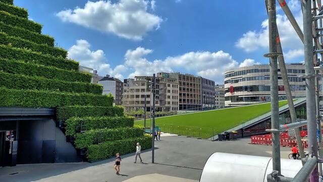 Die Liegewiese über dem Glaspavillon