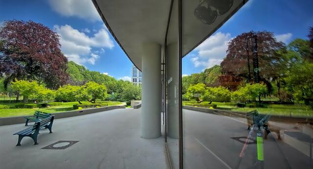 Das Schauspielhaus öffnet sich mit einer Glasfront zum Hofgarten.