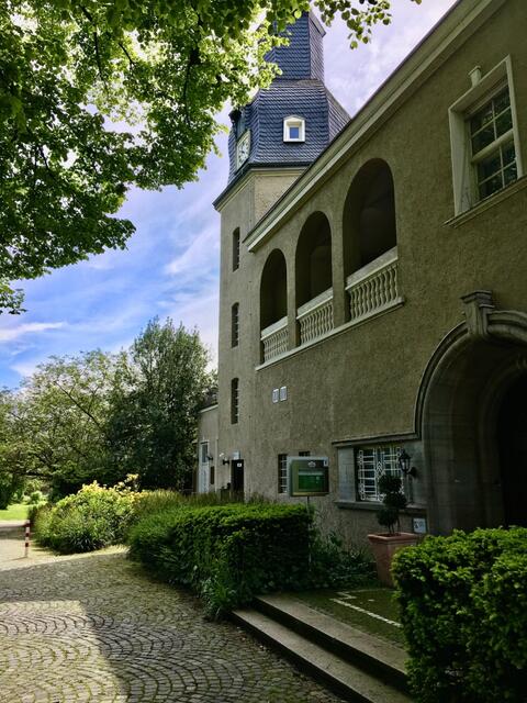 Städtische Ateliers im Schloss Styrum - hier der Turm zu den Atelierräumen, die aus öffentlichen Mitteln gefördert werden - u.a. für Gastkünstler des städtischen Kunstmuseums.