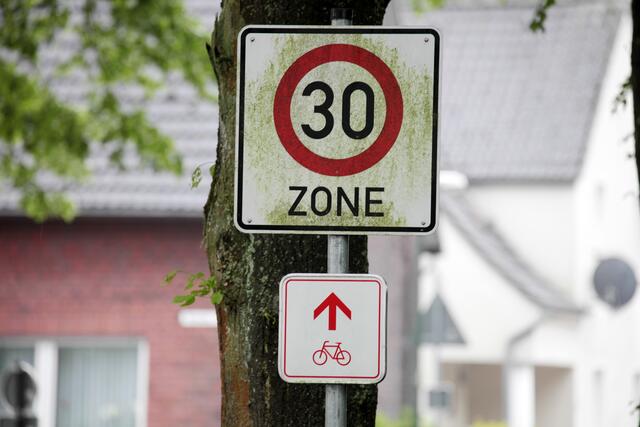 Im Gewerbegebiet hinter der Willi-Melchers-Straße ist aktuell noch Zone 30. Ein Schild, das die Zone 30 dann beim Verlassen des Gewerbegebietes aber wieder aufhebt, gibt es aber nicht - theoretisch wäre die Hüttenallee daher für Fahrzeuge, die aus dieser Richtung kommen, weiter Zone 30. Die Stadt Lünen will dieses Schild entfernen lassen, heißt es aus der Pressestelle.