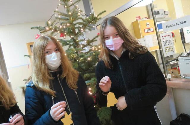 
Janine und Laura schmücken unseren schönen Tannenbaum, den unser Hausmeister Bernd :) im Flur aufgestellt hat 