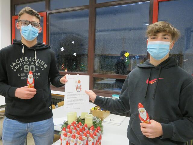 Unsere Schülersprecher Lennox und Noah bei den Vorbereitungen zum Nikolausbesuch 