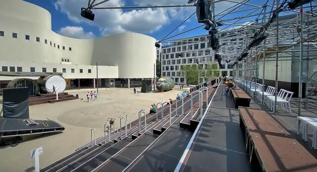 Blick von der Tribüne auf den Platz.