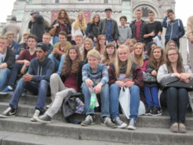 Eine Parisfahrt - hier macht die Schüler*innengruppe ein schönes Päuschen vor der Basilika Sacré-Coeur