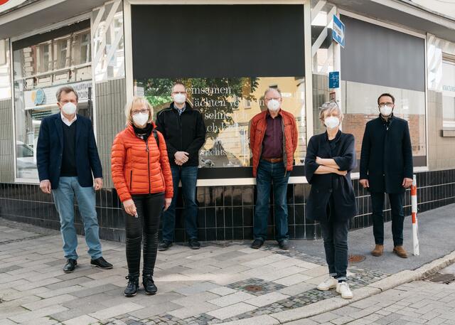 Die Schaufenster-Aktion in Lütgendortmund stellten vor (v.l.) Lothar Heinze (Werte und Wohnen IBAC Consulting, Birgit Durrei (Bezirksverwaltung Lütgendortmund), Björn Plenius (Werte und Wohnen IBAC Consulting), Heiko Brankamp (Bezirksbürgermeister), Reinhild Kuhn und Christian Weyers (Stabsstelle Kreativquartiere).