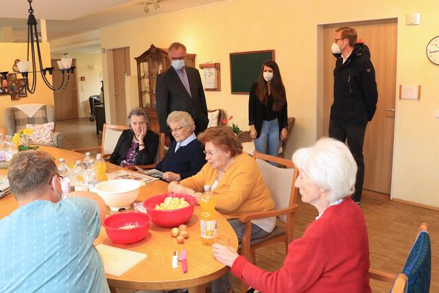 Während seines Rundgangs konnte Dr. Christian Schmitt bei der gemeinsamen Zubereitung des Mittagsessens die Hausgemeinschaft St. Barbara als „Mitmachhaus“ erleben.