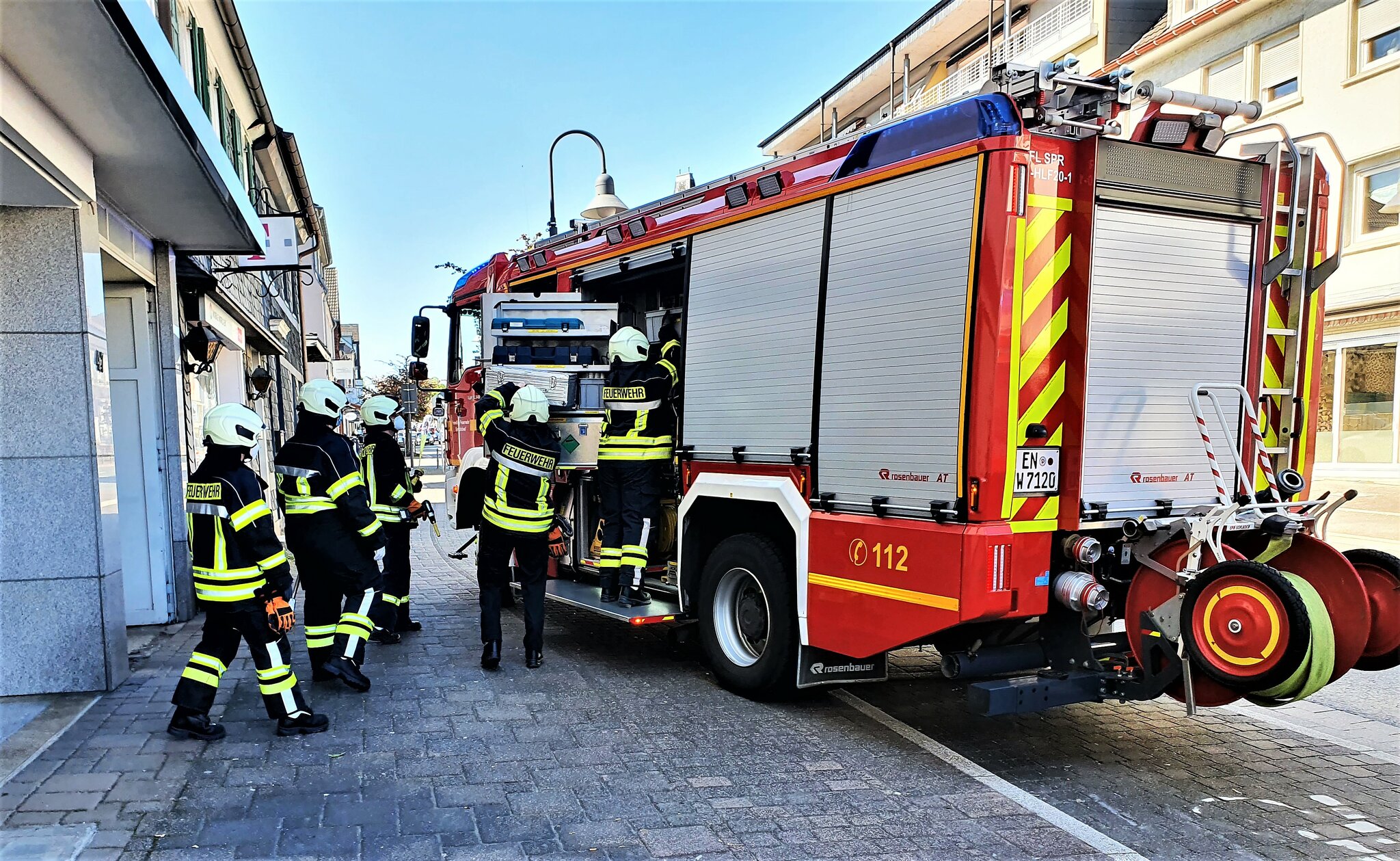 Feuerwehr Sprockhövel: Hilflose Person hinter der Tür befreit - Sprockhövel