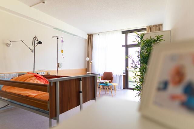 Die hellen Appartements der Bewohner sind zwischen 21 und 25 Quadratmeter groß. Eine Pflegefachkraft betreut höchstens drei Bewohner.