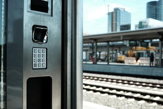 Hier werden Wünsche angewählt und keine Kommunikation hergestellt. Hauptbahnhof Dortmund - hier soll Warten schöner werden.
Fuji mit 27mm f2,8