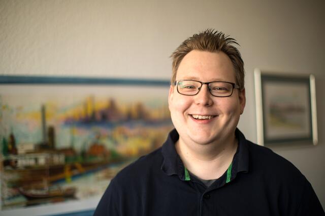 Das Foto zeigt Daniel Drückes, der vor einem Jahr als einer der ersten Absolventen sein Bachelorstudium an der Evangelischen Popakademie in Witten abgeschlossen hat. Der Duisburger, der auch schon während des Studiums als nebenamtlicher Kirchenmusiker beschäftigt war, ist der erste Pop-Kantor der Evangelischen Kirche im Rheinland.
Foto: Rolf Schotsch
