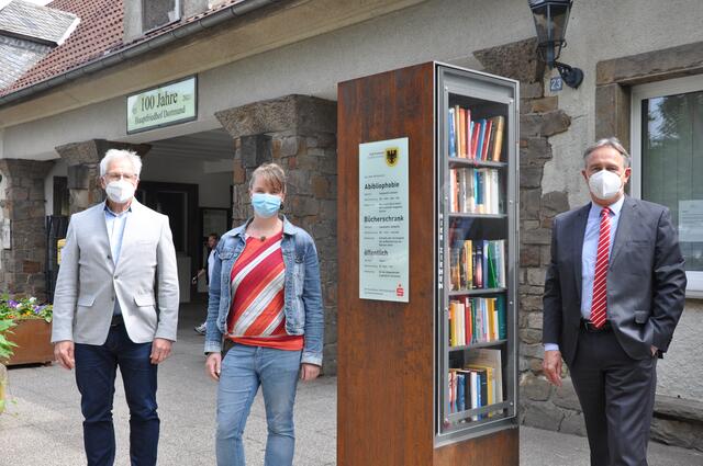 Friedhofs-Betriebsleiter Ralf Dallmann (li.) freut sich: Mitarbeiterin Jessica Welk-Meißner hatte mit dem Bücherschrank eine gute Idee und die Sparkasse Dortmund, vertreten durch Frank Mertin (re.), gab 6000 Euro dazu.