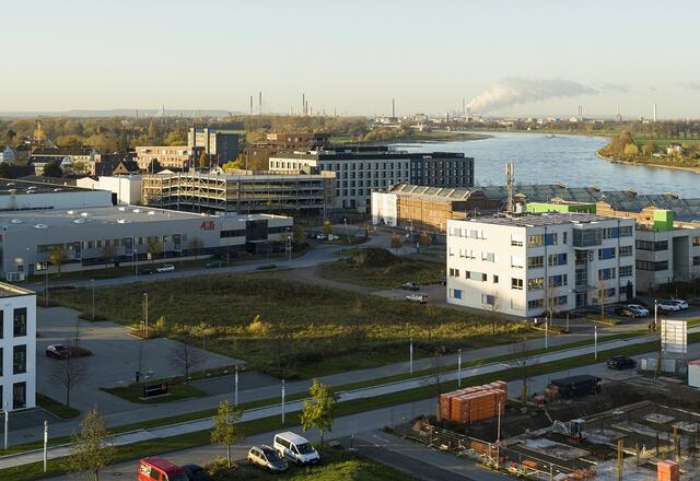 Der Bau der „Rheinpromenade 10“ schließt die Lücke für die Complemus-Quartiersentwicklung im Gewerbepark in Monheim. Die Fertigstellung ist für das kommende Jahr geplant.
Fotos: Complemus Real Estate