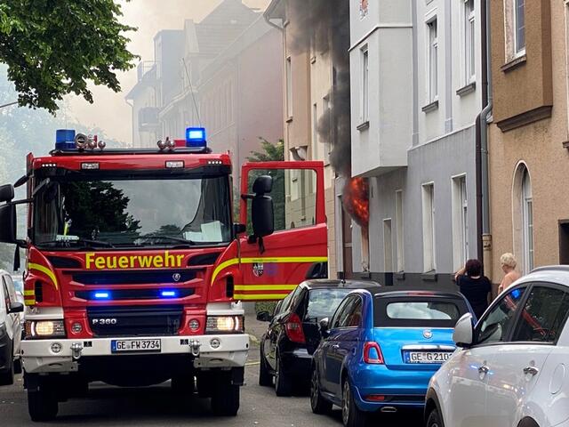 Bei Eintreffen der ersten Einsatzkräfte, schlugen die Flammen bereits durch das geplatzte Küchenfenster ins Freie.