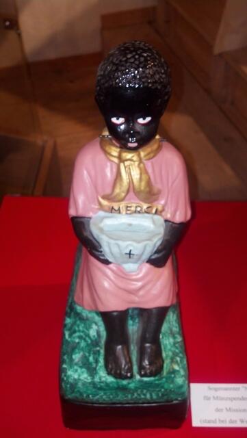 In den Kirchen standen früher solche Figuren, die Gelder für die Not leidenden Kinder un Afrika sammelten.