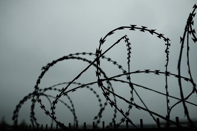 Unbefugten ist der Zutritt sicht-und spürbar verboten.
Natodraht wehrt Eindringlinge ab.