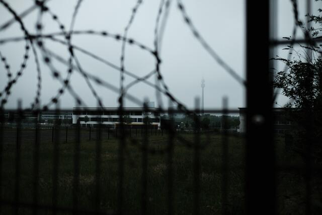 Fern im Dunst des Morgens zeigt sich der knapp 219m hohe Florianturm.  