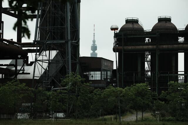 Man kann ihn aber auch herbeizaubern und hinter das Gebäude stellen ;-) 