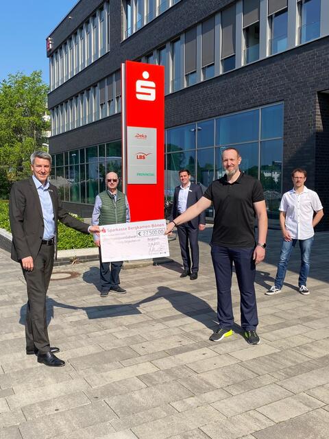 Bei der Übergabe des symbolischen Schecks vor der Hauptstelle der Sparkasse, Rathausplatz 2 (v.l.): Tobias Laaß, Vorstandsvorsitzender der Sparkasse Bergkamen-Bönen (vorne), Karl-Heinz Chulek, 2. Vorsitzender des SJR Bergkamen, Sparkassen-Vorstandsmitglied Jörg Jandzinsky, Christian Stork, 1. Vorsitzender des SJR Bergkamen (vorne) und Arne Vogt, Geschäftsführer des SJR Bergkamen.