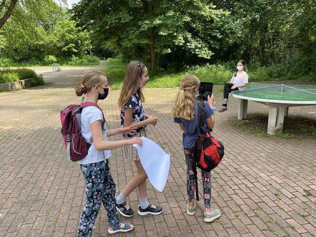 Bei der Foto-Rallye durchstreiften Kinder das Schulgelände.