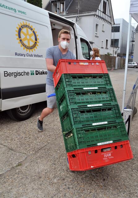 Die alt hergebrachte Rollenverteilung wird bei den Samstagslieferanten der Tafel gepflegt: Die schweren Kisten bewegen die Jungs.