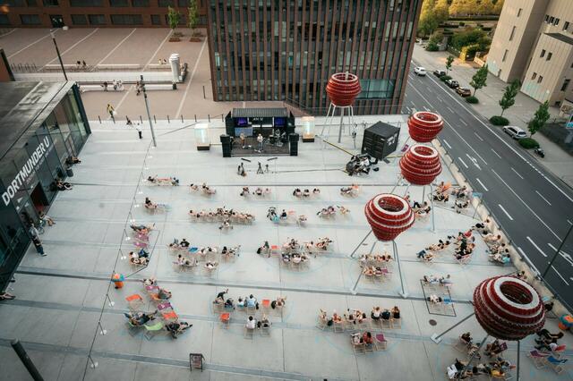 Los geht es am Mittwoch, 16. Juni, 19.30 Uhr mit einem „Best-of Sommer am U“. Mit dabei sind die Indie-Band FULLAX aus Kassel, der Autor und Slammer Micha El-Goehre und DJ Steven Bascom mit Disco-Musik, passend zur anstehenden Ausstellung „Studio 54: Night Magic“ im Dortmunder U.
