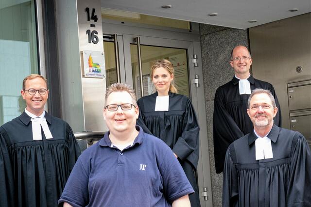 Ein engagiertes Team bereitete den Gottesdienst zum Auftakt der Kreissynode vor. Auf dem Foto vor dem Haus der Kirche v.l. Superintendent Dr. Christoph Urban, Kirchenmusiker Daniel Drückes, Pfarrerin Sara Randow, Dr. Thorsten Latzel, Präses der Evangelischen Kirche im Rheinland, sowie Synodalassessor Pfarrer Stephan Blank.
