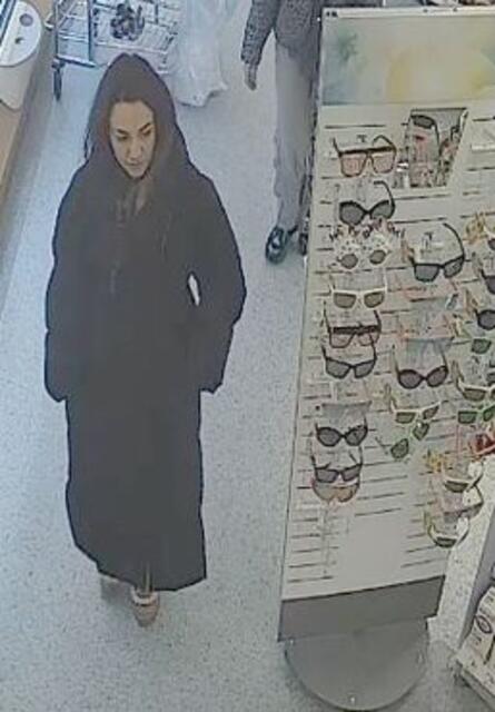 Der Geschädigten wurde im Februar 2020 durch eine bislang unbekannte Tatverdächtige im Kassenbereich einer Drogerie Bargeld aus der Jackentasche entwendet. Die Kriminalpolizei sucht mit diesem Foto nach der tatverdächtigen Frau.