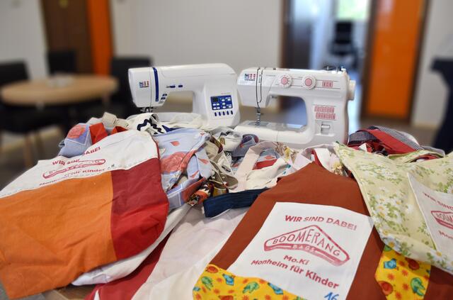 Die Einnäher mit dem "Boomerang Bag"-Logo gibt's in den Cafés auch für Privatpersonen, Firmen und Institutionen, die sich beteiligen möchten.
Fotos: Thomas Spekowius