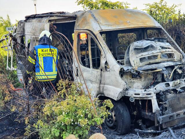 Die Rest des ausgebrannten Wohnmobiles.