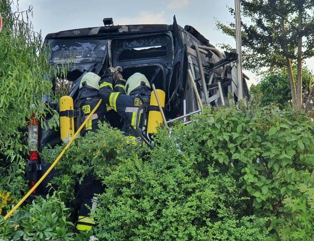 Die Feuerwehr musste hydraulisches Gerät einsetzen, um an die Gasflaschen in dem Wohnmobil zu gelangen.