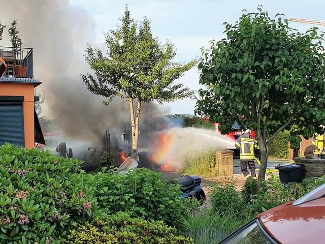 Die Feuerwehr setzte sofort mehrere Trupps unter schwerem Atemschutz ein und schützte das Wohnhaus durch eine Wasser-Riegelstellung.