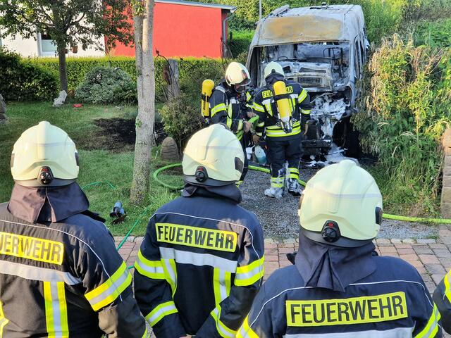 Kurz vor Einsatzende wurde mittels Wärmebildkamera eine letzte Kontrolle durchgeführt und dann ein Schaumteppich in das Wohnmobil gebracht.