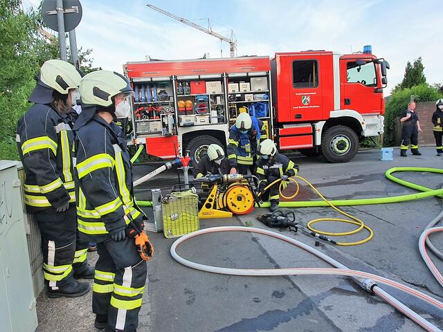 Bei hochsommerlichen Temperaturen eine Kraftanstrengung in ihrer Einsatzkleidung für die Frauen und Männer der freiwilligen Feuerwehr Sprockhövel. 