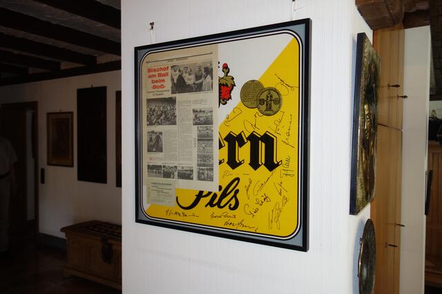 "Bischof am Ball beim Boss" - highlight-big-Bierdeckel mit Unterschriften von allen Spielern, die 1954 die WM gewannen - wechselt die Tapeten...