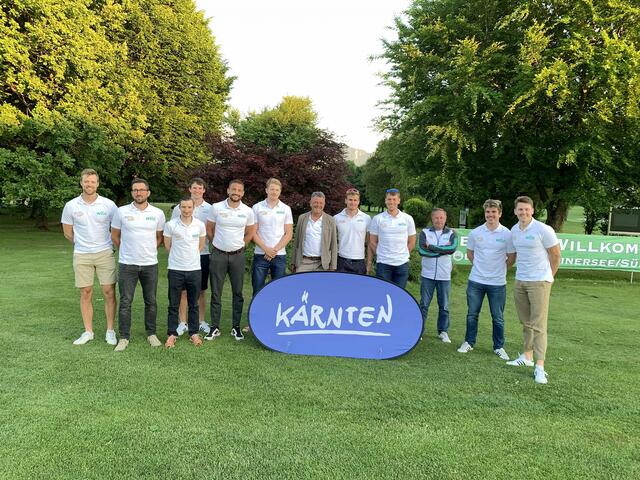 Ein gemeinsames Erinnerungsfoto vom Grillabend im Golfclub Klopeiner See, der für ein wenig Abwechslung im Trainingslager der Ruderer sorgte.