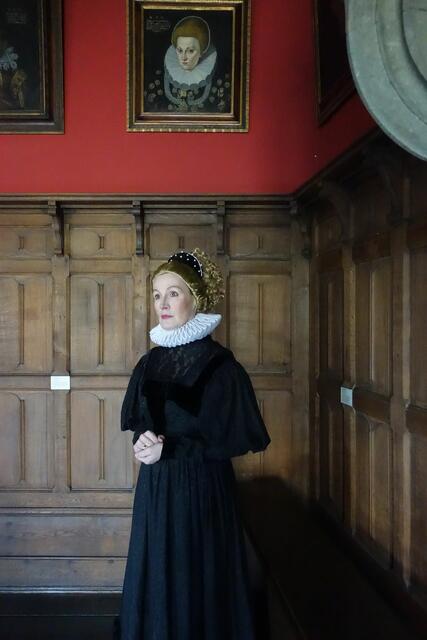 Stefanie Krage spielt Anna von Preußen. Hier direkt unter einem Ölgemälde der "echten" von Anna von Preußen. Das Bild hängt auf der Burg im Raum "Vom Schachbalken zum Adler".