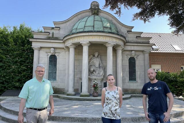 Der 1. Vorsitzende des Wulfener Schützenvereins, Andreas Wanning, und das Wulfener Königspaar Nadine Pohlmann und Carsten Mecking vor dem Ehrenmal Wulfen.