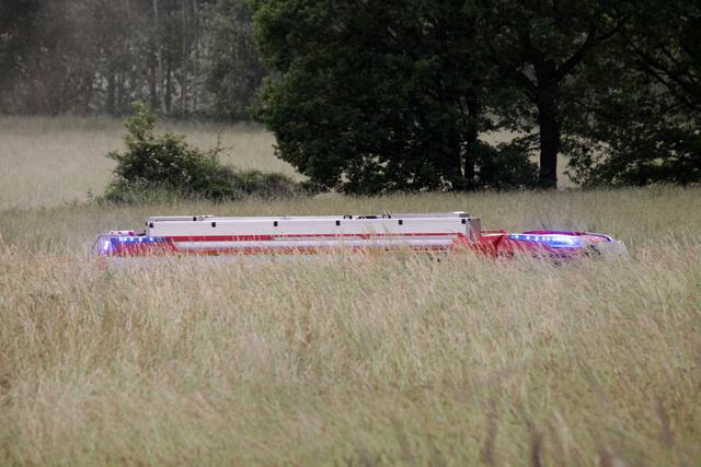 Die Fahrzeuge der Feuerwehr verschwanden fast zwischen dem hohen Gras, entsprechend kompliziert war auch die Suche nach dem Vermissten. | Foto: Magalski 