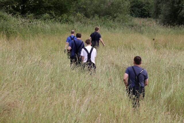 Feuerwehrleute auf dem Weg zu dem Vermissten.  | Foto: Magalski 
