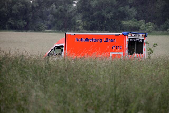 Der Rettungsdienst macht sich durch die Felder auf den Weg zu dem Vermisste. | Foto: Magalski 