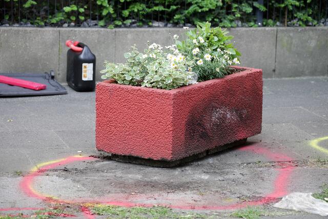 Das Auto rammte auch diesen Blumenkübel aus Beton.