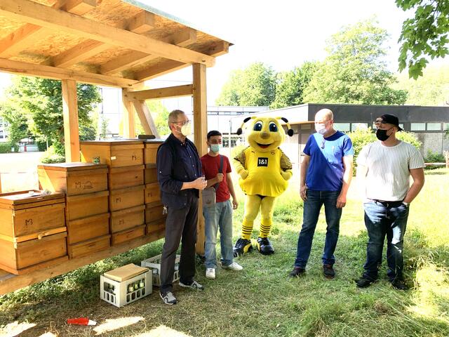 Schulleiter Michael Schulze Kersting (l.) mit Schülern, Schul-Imker Mike Baranowski (2.v.r.) und BVB-Biene Emma.