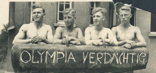 erfolgreiche Turnriege vor dem 2. Weltkrieg (von links): Eduard Wenzlik, Hermann und Heinrich Wenning, Friedhelm Büscher am Pauschenpferd vor der Turnhalle an der Moltkeschule (heute steht da die Feuerwehr)
