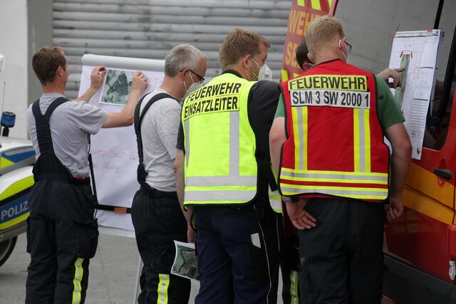 Die Feuerwehr teilte mit Hilfe von Karten das Suchgebiet ein. | Foto: Magalski 