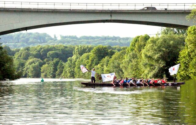 Flagge zeigen vor der Herbeder Brücke - Drachenbootteam UDF am CCF-Standort Witten